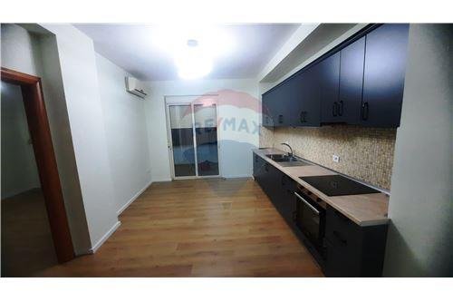 Tirane, jepet me qera apartament 65 m² 450 Euro (Komuna e Parisit)