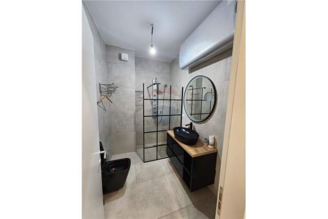 Tirane, jepet me qera apartament 2+1 Kati 2, 950 Euro