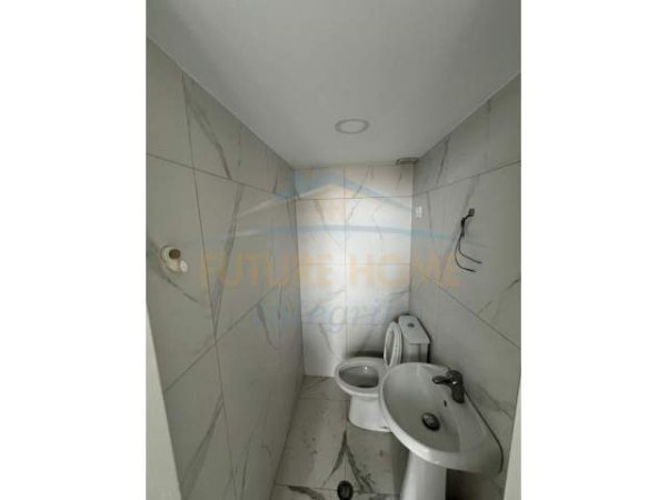 Tirane, shitet dyqan Kati 0, 19 m² 39.900  (Rr. Zallit)