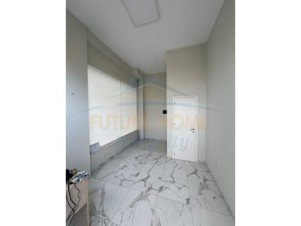 Tirane, shitet dyqan Kati 0, 19 m² 39.900  (Rr. Zallit)