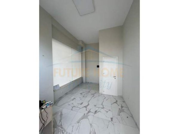 Tirane, shitet dyqan Kati 0, 19 m² 42.000  (Rr. Zallit)