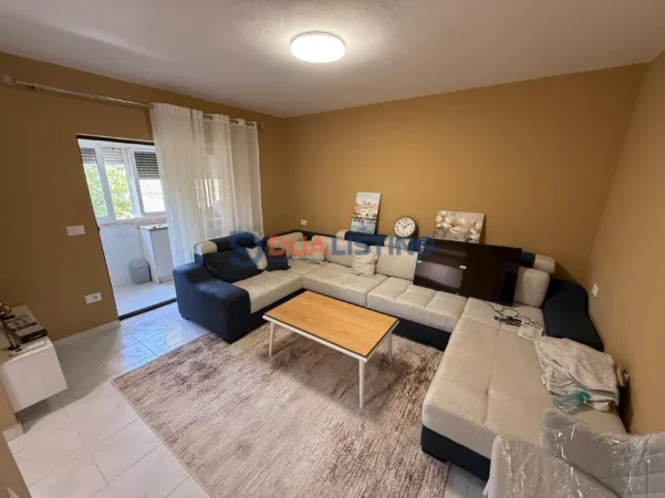 Tirane, jepet me qera apartament 2+1 , 450 € (Materniteti i Ri)