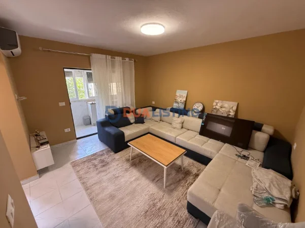 Tirane, jepet me qera apartament 2+1 , 450 € (Materniteti i Ri)