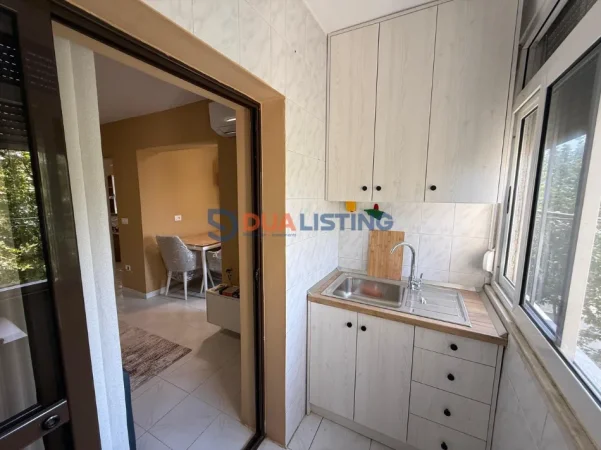 Tirane, jepet me qera apartament 2+1 , 450 € (Materniteti i Ri)