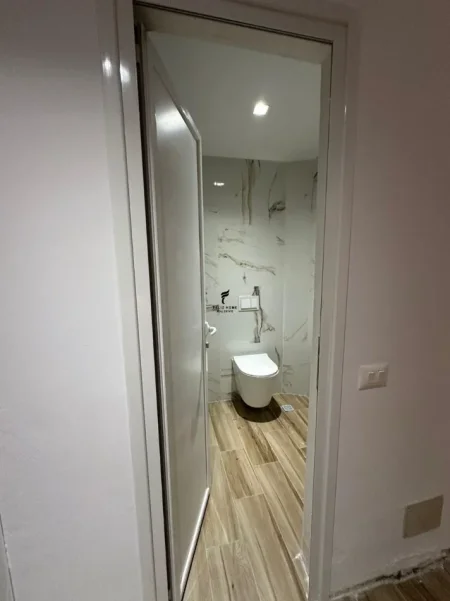 Tirane, jepet me qera zyre Kati 2, 34 m² 600 € (MINE PEZA)