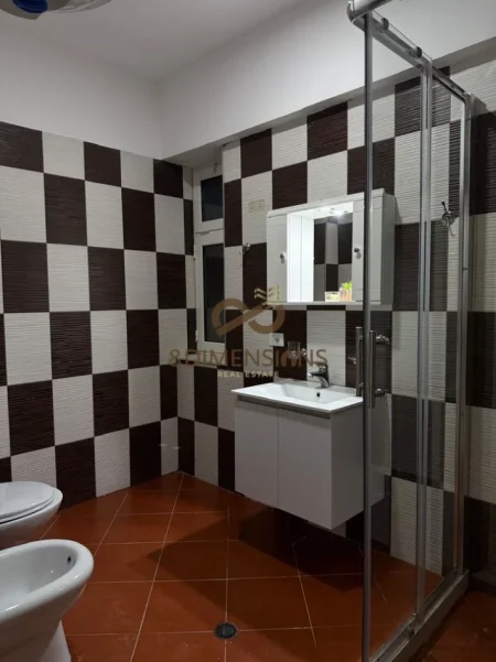 Jepet me qera Apartament 2+1 ne Liqenin e Thate prane hotel Radisson (D8242A-212)