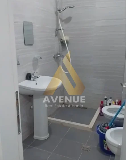 Tirane, jepet me qera apartament 1+1+Ballkon Kati 5, 70 m² 600 € (Rruga Frosina Plaku)