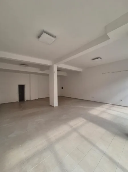 Tirane, jepet me qera dyqan Kati 0, 95 m² 1.500 € (KOMUNA E PARISIT)