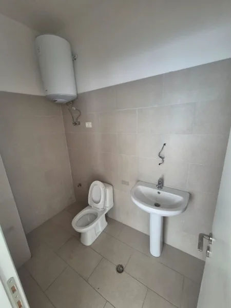 Tirane, jepet me qera dyqan Kati 0, 95 m² 1.500 € (KOMUNA E PARISIT)
