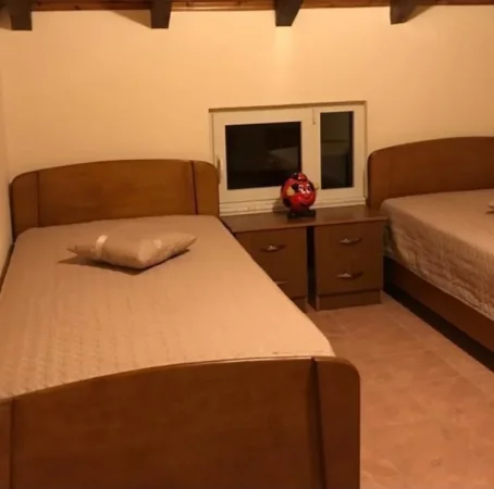 Tirane, jepet me qera apartament 3+1 Kati 3, 120 m² 600 € (XHAMLLIKU)