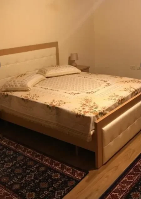 Tirane, jepet me qera apartament 3+1 Kati 3, 120 m² 600 € (XHAMLLIKU)
