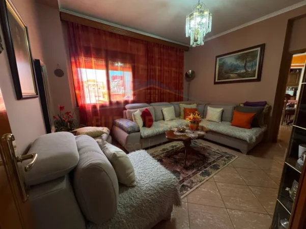 Tirane, jepet me qera apartament 2+1+Ballkon Kati 8, 150 m² 900 € (Myslym Shyri, Tiranë)