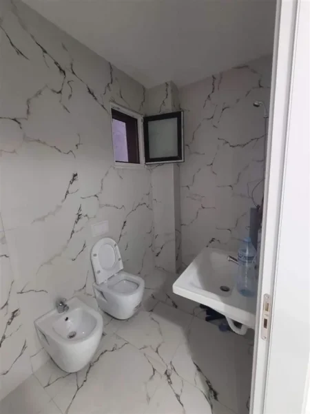 Tirane, jepet me qera zyre Kati 1, 104 m² 600 € (DON BOSKO)