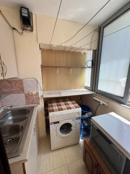 Tirane, jepet me qera garsonier Studio Kati 0, 25 m² 330 € (Rruga Petro Nini Luarasi, pranë pastiçeri Lej &amp; Laj)