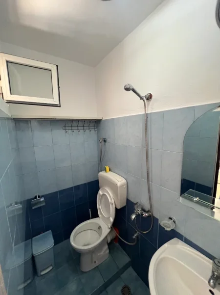 Tirane, jepet me qera garsonier Studio Kati 0, 25 m² 330 € (Rruga Petro Nini Luarasi, pranë pastiçeri Lej &amp; Laj)