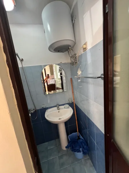 Tirane, jepet me qera garsonier Studio Kati 0, 25 m² 330 € (Rruga Petro Nini Luarasi, pranë pastiçeri Lej &amp; Laj)