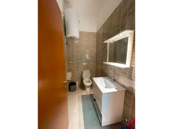 Tirane, jepet me qera zyre Kati 1, 52 m² (Myslym shyri)60.000 Lekë.