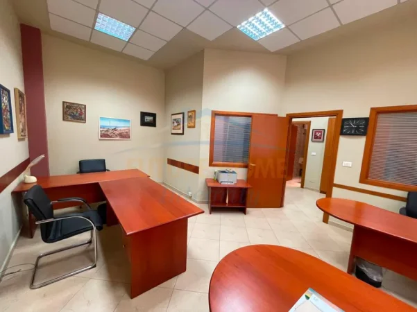 Tirane, jepet me qera zyre Kati 1, 52 m² (Myslym shyri)60.000 Lekë.