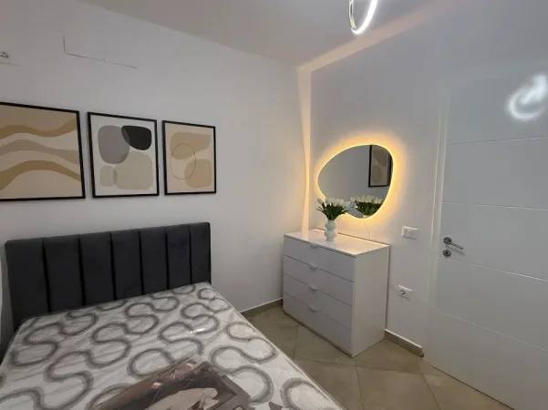 Tirane, jepet me qera apartament 2+1 Kati 4, 95 m² 800 € (RRUGA E BARRIKADAVE)