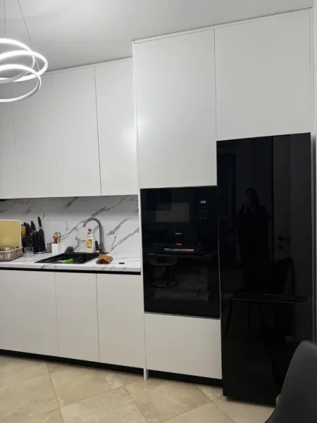 Tirane, jepet me qera apartament 2+1 Kati 4, 95 m² 800 € (RRUGA E BARRIKADAVE)