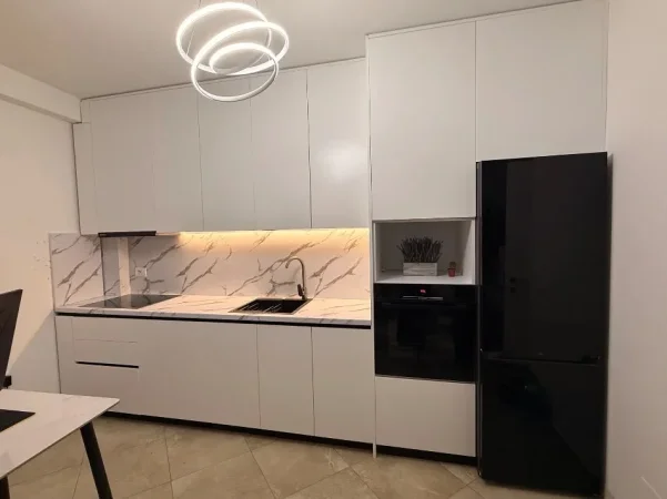 Tirane, jepet me qera apartament 2+1 Kati 4, 95 m² 800 € (RRUGA E BARRIKADAVE)