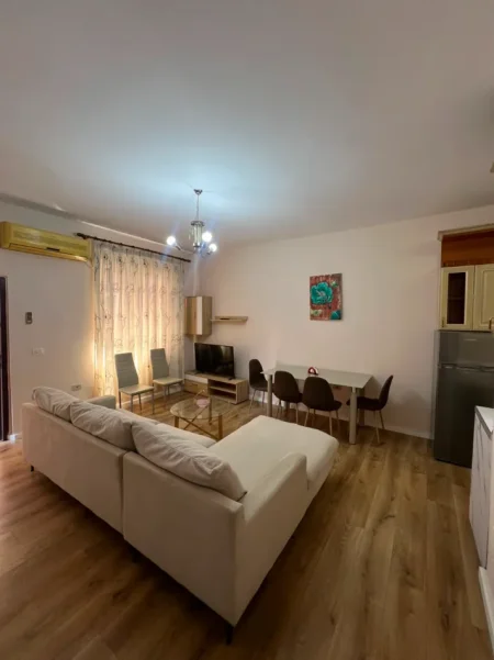 Tirane, jepet me qera apartament 2+1 , 680 € (Tek Keshi Vasil Shanto + parkim)