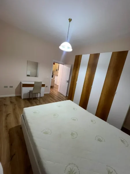 Tirane, jepet me qera apartament 2+1 , 680 € (Tek Keshi Vasil Shanto + parkim)