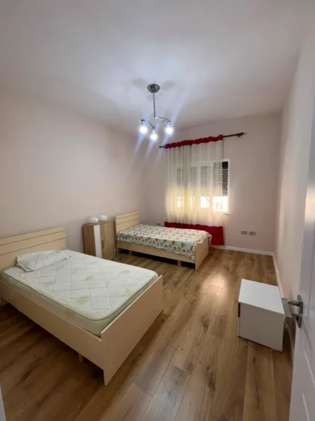 Tirane, jepet me qera apartament 2+1 , 680 € (Tek Keshi Vasil Shanto + parkim)