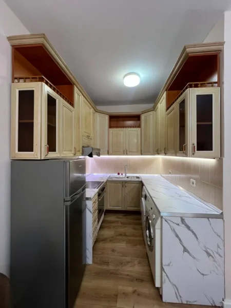 Tirane, jepet me qera apartament 2+1 , 680 € (Tek Keshi Vasil Shanto + parkim)