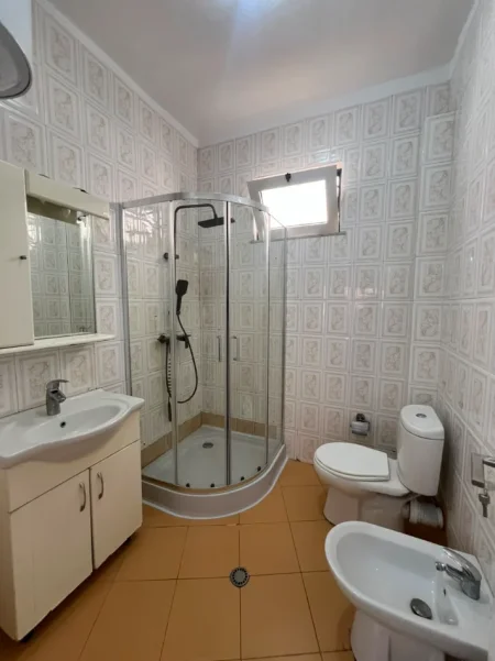 Tirane, jepet me qera apartament 2+1 , 680 € (Tek Keshi Vasil Shanto + parkim)