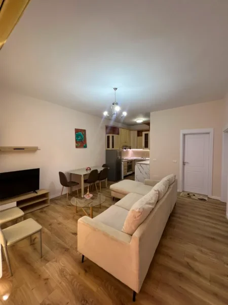 Tirane, jepet me qera apartament 2+1 , 680 € (Tek Keshi Vasil Shanto + parkim)