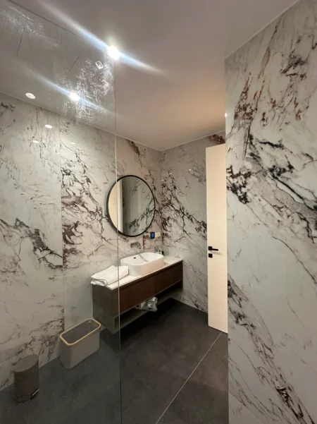 Tirane, jepet me qera apartament 2+1+Ballkon , 133 m² 3.000 € (Lake View Residence Liqeni Artificial)