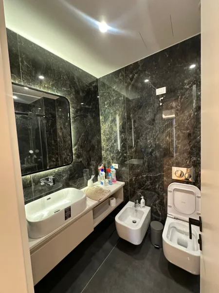 Tirane, jepet me qera apartament 2+1+Ballkon , 133 m² 3.000 € (Lake View Residence Liqeni Artificial)