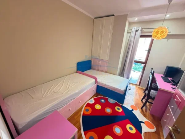 Tirane, jepet me qera apartament 2+1+2 Kati 5, 125 m² 850 € (Rruga Muhamet Fortuzi)