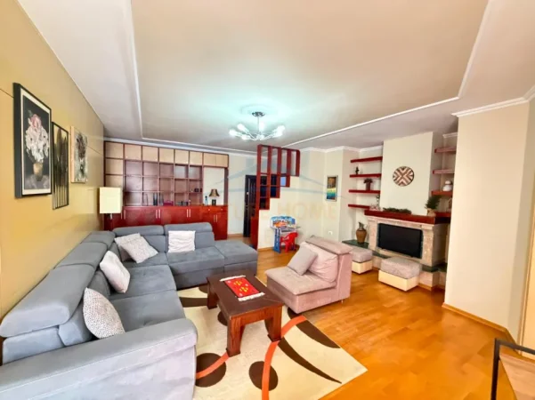 Tirane, jepet me qera apartament 2+1+2 Kati 5, 125 m² 850 € (Rruga Muhamet Fortuzi)