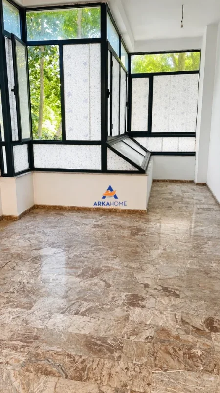 Tirane, jepet me qera ambjent biznesi Kati 1, 50 m² 859 € 