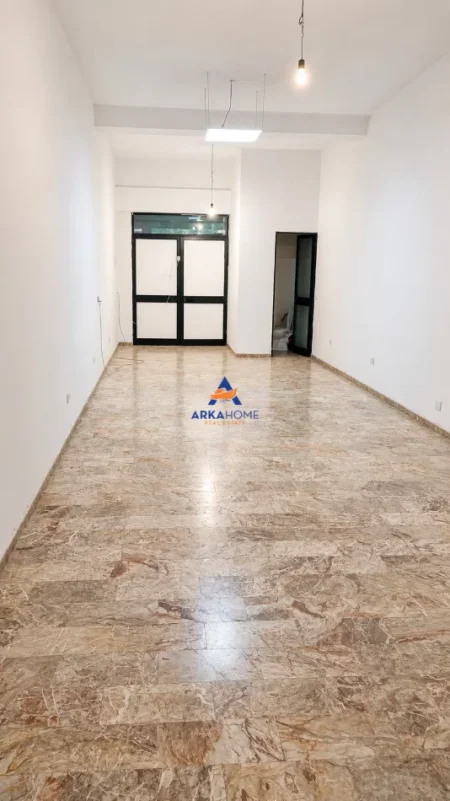 Tirane, jepet me qera ambjent biznesi Kati 1, 50 m² 859 € 