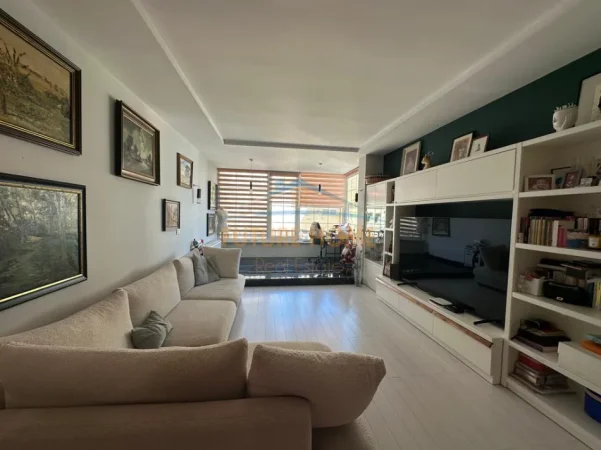 Tirane, jepet me qera apartament 2+1+Ballkon Kati 8, 105 m² 1.000 € (Rruga e Elbasanit)