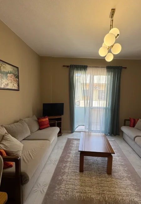 Tirane, jepet me qera apartament 2+1+Ballkon Kati 6, 105 m² 500 € (Globe, Rruga e Kavajes)