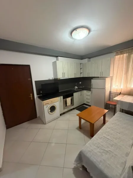 Tirane, jepet me qera apartament 1+1 Kati 1, 45 m² 430 € (Rruga Fortuzi)