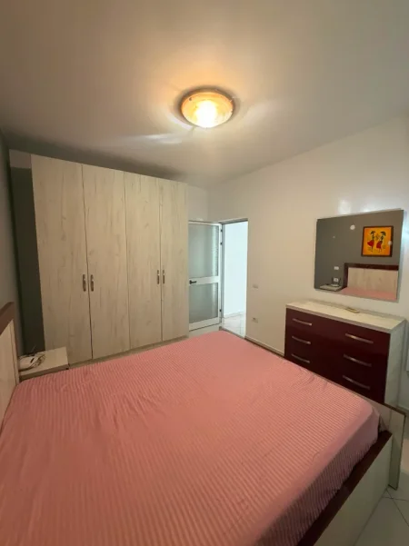 Tirane, jepet me qera apartament 1+1 Kati 1, 45 m² 430 € (Rruga Fortuzi)