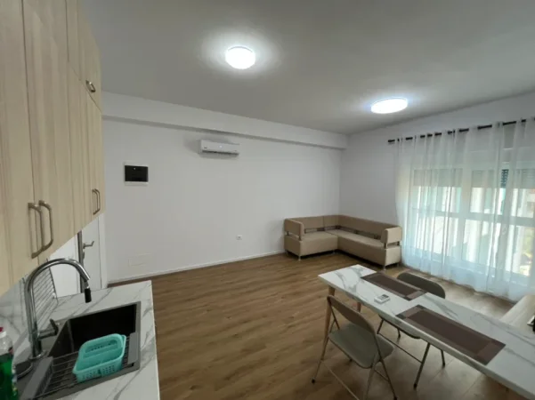 Tirane, jepet me qera apartament 1+1+Ballkon Kati 4, 450 € (Ali Dem, Rezidenca Kadiu)
