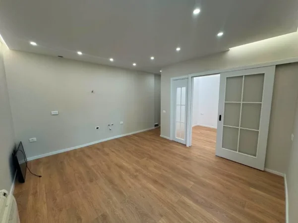 Tirane, shitet apartament 1+1 , 47 m² (Komuna e Parisit)