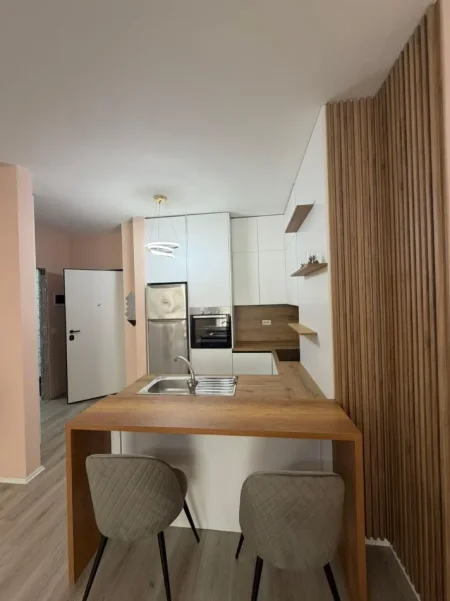 Shitet apartament modern 1+1, në një kompleks të ri banimi, i arreduar me stil dhe i pajisur me të gjitha facilitetet për një jetesë komode.