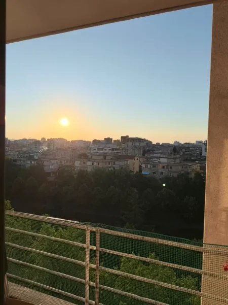Tirane, jepet me qera apartament 1+1+Ballkon Kati 7, 70 m² 600 € (Brryli)