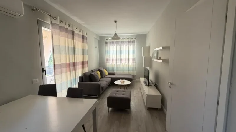 Tirane, jepet me qera apartament 2+1+Ballkon Kati 4, 80 m² 650 € (Liqeni i thate)