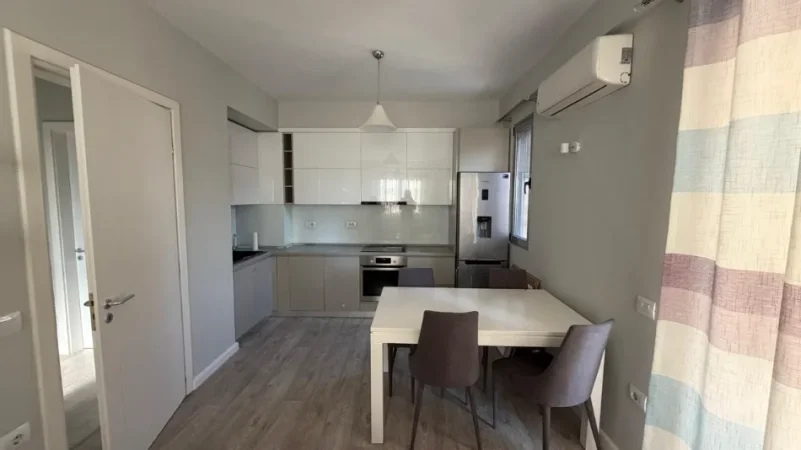 Tirane, jepet me qera apartament 2+1+Ballkon Kati 4, 80 m² 650 € (Liqeni i thate)