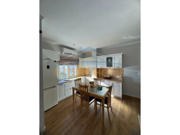 Tirane, jepet me qera apartament 2+1+Ballkon Kati 5, 110 m² 750 € (Fakulteti ekonomik)