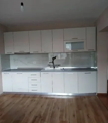 Tirane, jepet me qera zyre Kati 2, 55 m² 600 € (21 DHJETORI)