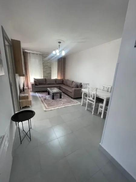 Tirane, jepet me qera apartament 2+1 Kati 1, 600 € (5 MAJI)